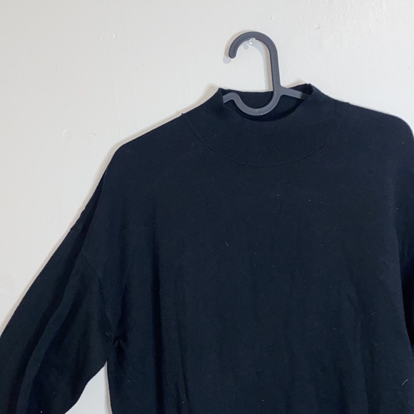Sweaters - 🪿Mini Turtleneck Black Sweater!